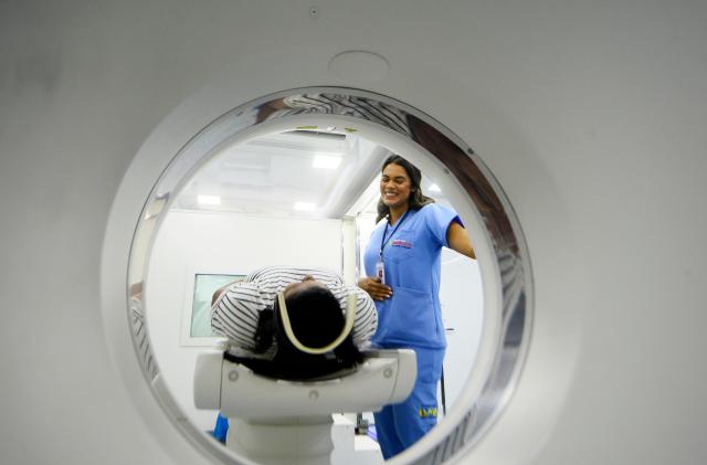 Em Taguatinga, unidade móvel de saúde amplia acesso à tomografia